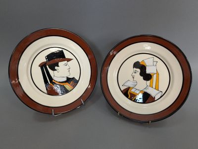 deux assiettes avec l'image d'un homme et d'une femme