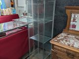 une vitrine en verre dans le coin d'une pièce
