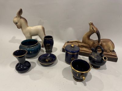 de nombreux objets différents posés sur une table