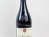 une bouteille de vin posée sur une table