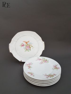 trois assiettes à motifs floraux sont empilées les unes sur les autres