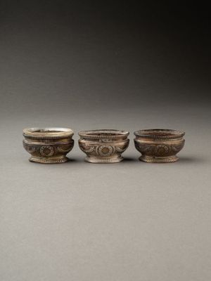 Ensemble de trois SALERONS à décor de couronnes de laurier e… - Photo 1