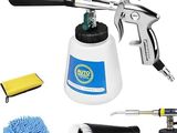 un gros plan d'un pistolet pulvérisateur et de produits de nettoyage sur fond blanc
