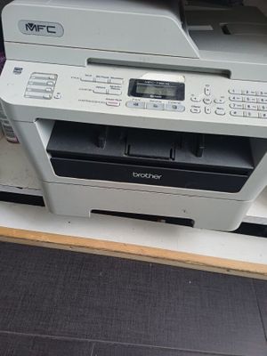 une imprimante posée sur un bureau
