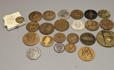 un lot de pièces de monnaie posées sur une table