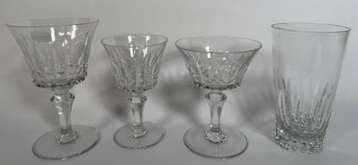 trois verres à vin posés l'un à côté de l'autre sur une table