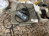 une photo d'un plan de travail sur lequel se trouvent une balance et une horloge