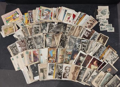 tout un tas de vieux timbres rassemblés sur la table