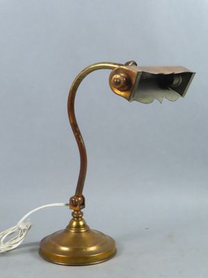 une lampe de bureau ancienne en laiton, avec un abat-jour noir et un cordon blanc