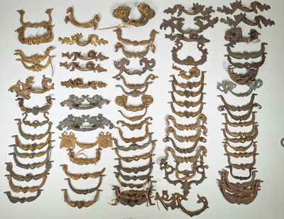 tout un tas de bijoux de toutes sortes accrochés au mur