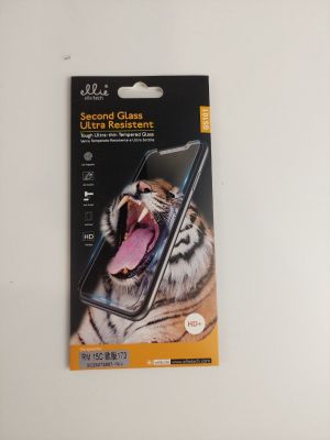 un gros plan sur un emballage de téléphones portables orné d'un tigre