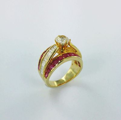 une bague en or jaune sertie de diamants roses et blancs