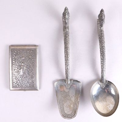 deux cuillères et une cuillère reposent sur une surface blanche