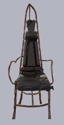 une chaise noire attachée à une autre chaise