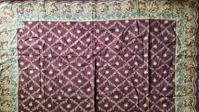 une photo en gros plan d'un tapis violet et bleu