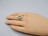une image représentant la main d'une femme portant une bague