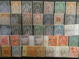 un ensemble de vieux timbres exposés dans une vitrine