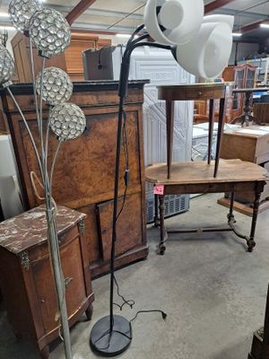 une lampe posée sur un support dans une pièce