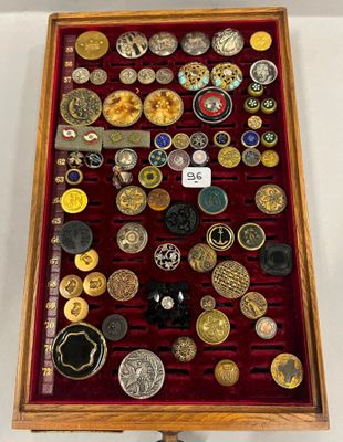 une image représentant une vitrine remplie d'une grande variété de boutons