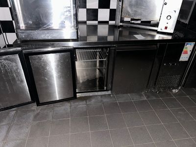 une photo d'une cuisine aux murs à carreaux noirs et blancs
