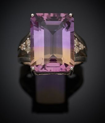 une bague en améthore et diamant sur fond noir