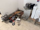 une pile de vaisselle et de casseroles sales par terre