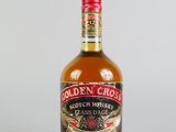une bouteille de whisky écossais posée sur une surface blanche