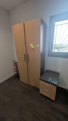 une photo d'une chambre avec un placard et une fenêtre
