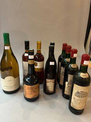 de nombreuses bouteilles de vin posées sur un plan de travail