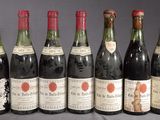 six bouteilles de vin sont alignées sur une table