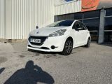 la petite voiture blanche est garée devant un bâtiment