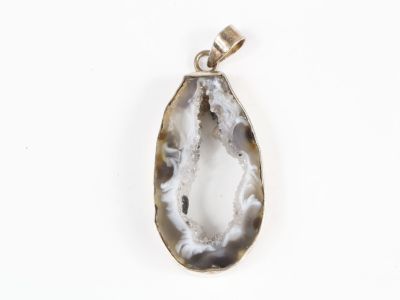 un pendentif en argent orné d'agolite noire et blanche