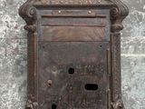 une vieille boîte aux lettres en métal fixée au mur