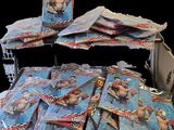 beaucoup de cartes posées sur une table, avec un carton rempli de cartes