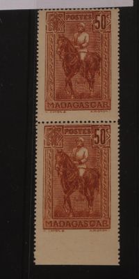 deux timbres sur lesquels figure l'image d'un homme à cheval