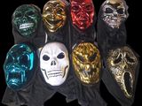 Plusieurs masques de différentes couleurs sont alignés sur un tissu noir