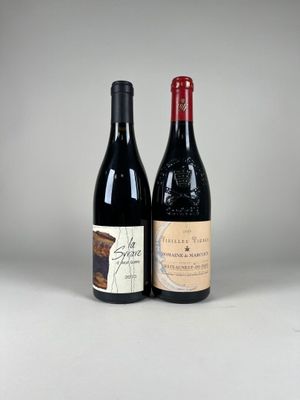 deux bouteilles de vin posées l'une à côté de l'autre sur une table