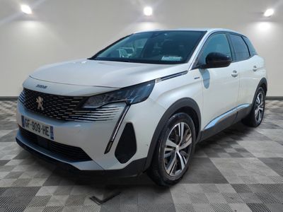 une voiture blanche garée dans une pièce au sol en damier