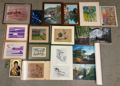 de nombreuses photos accrochées au mur au-dessus des toilettes dans la salle de bains