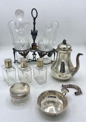 un assortiment d'objets en argent et en verre, comprenant notamment une théière, un sucrier et d'autres objets