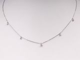 gros plan d'un collier sur un mannequin mannequin mannequin mannequin mannequin mannequin mannequin mannequin mannequin