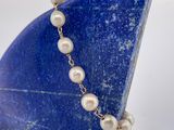 collier de perles monté sur une pierre bleue, avec une chaîne plaquée or