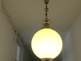 une lampe suspendue au plafond dans le couloir