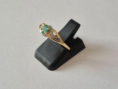 BAGUE en or jaune 750°/000 centre d'une émeraude de forme ov…