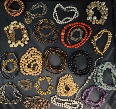 un gros plan sur un sac noir rempli de nombreuses perles de différentes couleurs