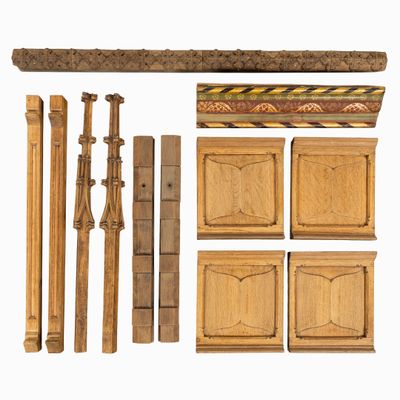 une image représentant un ensemble de meubles en bois comprenant une porte, une fenêtre et une étagère
