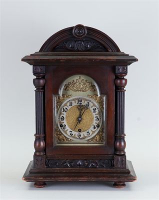 une horloge en bois posée sur une table