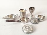 beaucoup d'objets en argent qui se trouvent sur la table