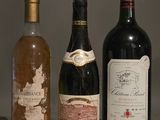 trois bouteilles de vin posées l'une à côté de l'autre sur une table