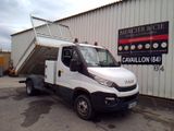 un camion blanc garé devant un bâtiment